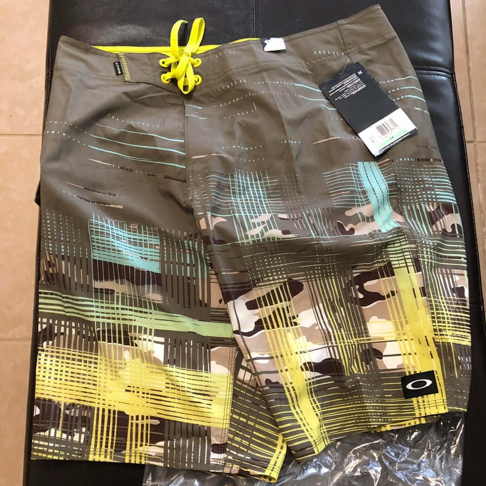 New Oakley men’s swimming trunks size 34